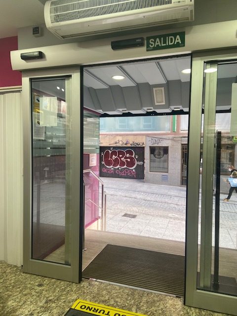 ¿Cuánto cuesta una puerta automática de cristal?